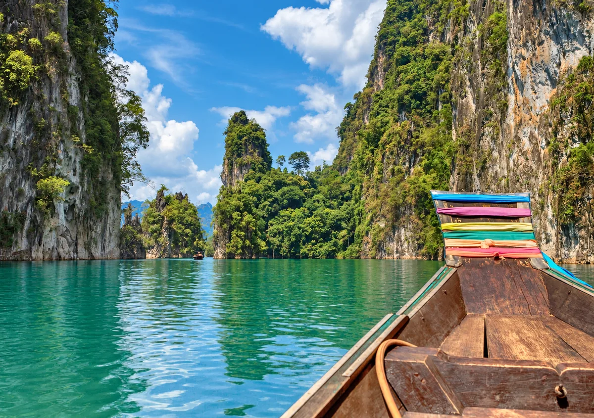 หน้าผาหินปูนในอุทยานแห่งชาติเขาสก