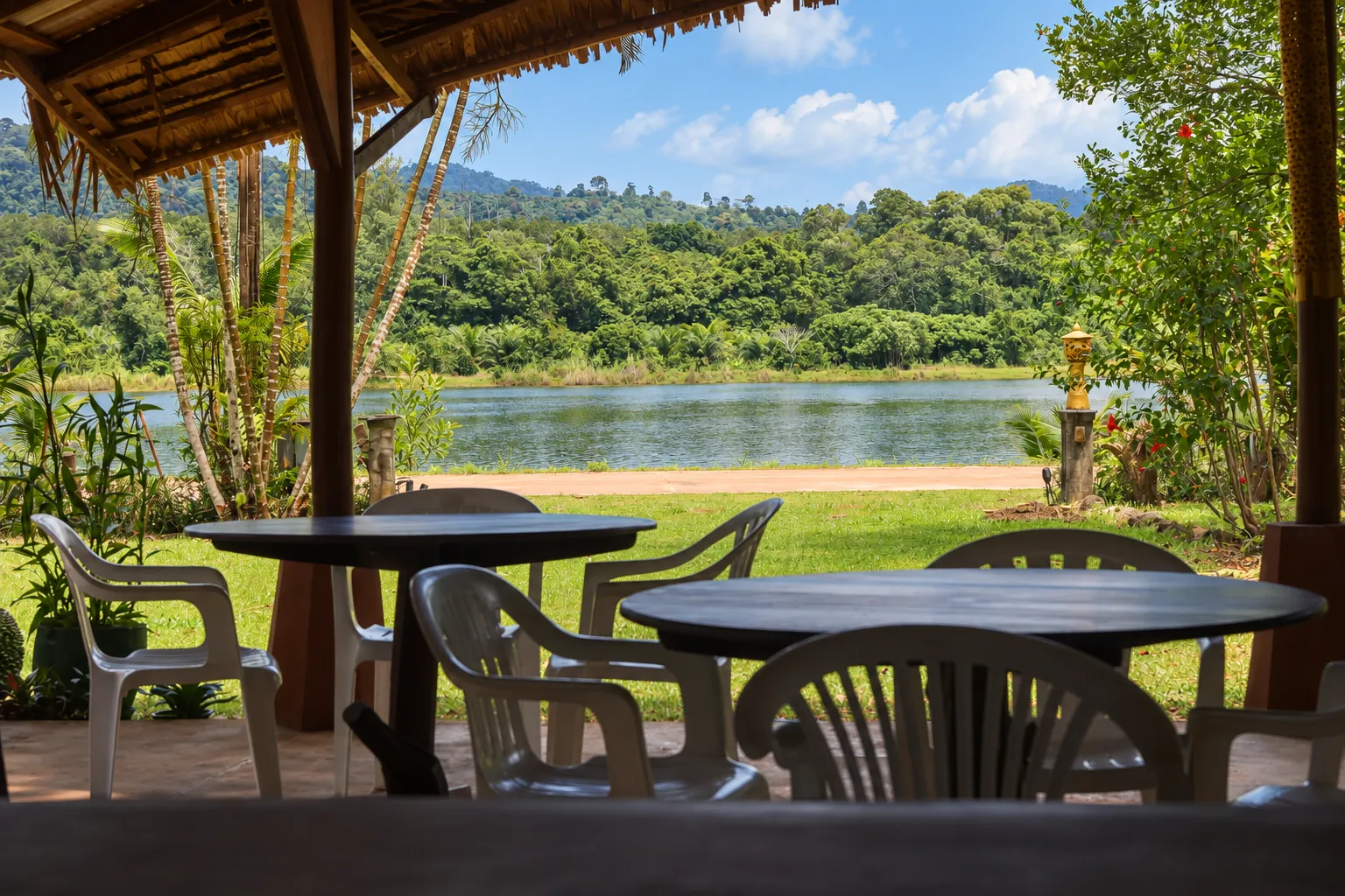Tische im Restaurant mit Blick auf den See